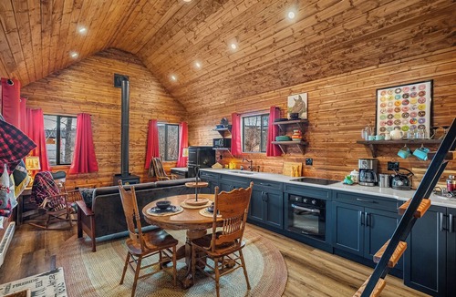 Foothills County Cabin | Mount Evan Cabin - Luxury Riverside Cabin