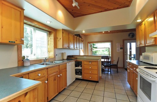 Courtenay Ski Chalet | Mount Washington Guesthouse