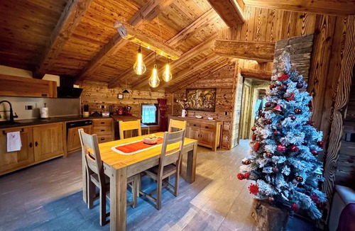 La Salle Apartment | Mountain apartment for couples with fireplace and shower with steam bath