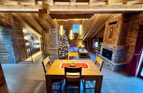 La Salle Apartment | Mountain apartment for couples with fireplace and shower with steam bath