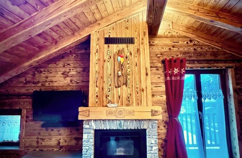 La Salle Apartment | Mountain apartment for couples with fireplace and shower with steam bath