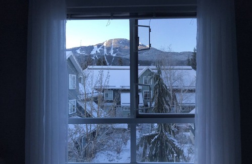 Village North House | Mountain Escape w/Amazing Views | 2 bdr/2bath | free parking | Perfect Location