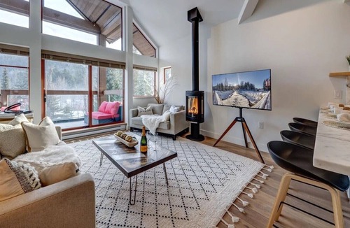 Nicklaus North Condo | Mountain get-away. Beautiful views. Free parking. Minutes to village.