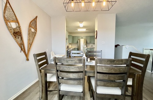 Hinton House | Mountain Style 4-bedroom Home near Jasper NP gate