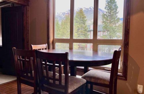 Radium Hot Springs Apartment | Mountain View Retreat