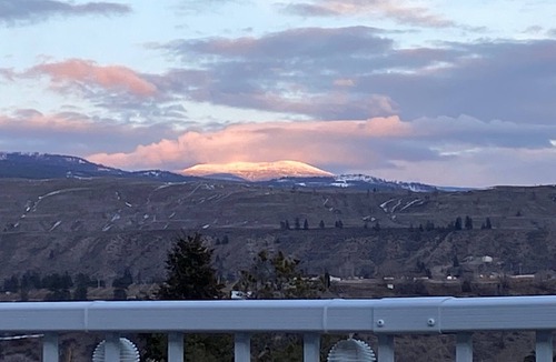Okanagan-Similkameen House | Mountain View Villa with Seasonal Saltwater Pool