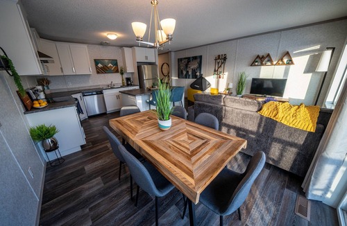 Invermere House | Mountain Views | Air Con | Garage | Large Deck | Nearby Trails | Parking