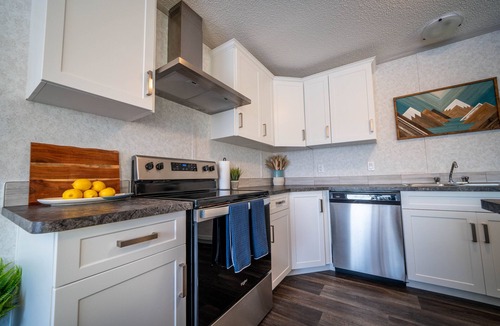 Invermere House | Mountain Views | Air Con | Garage | Large Deck | Nearby Trails | Parking