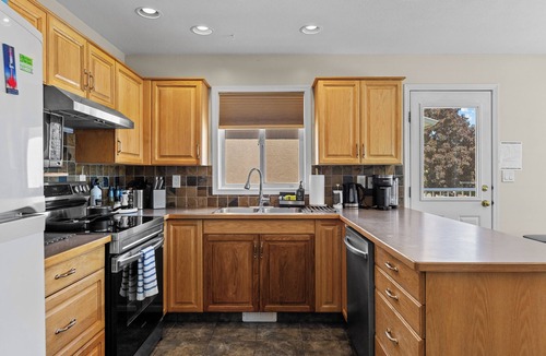 Wilden House | Mountain Views and Private Pool, Kelowna