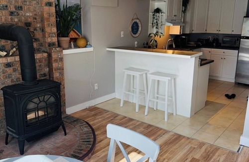 Central Okanagan House | Mountain Views - Sleeps 4 - Pet Friendly - Close to Wineries and Beaches