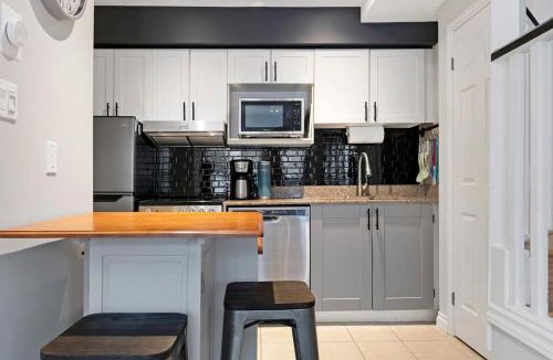 Craigleith Apartment | Mountainside Escape Ski-In-Out Pool Shuttle
