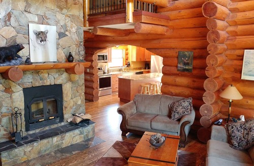 Fernie Ski Chalet | Mountainside Log Chalet at Fernie Alpine Resort