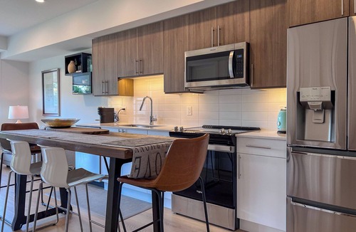 Glenmore Condo | Mountainside retreat - gorgeous 1 bedroom apartment 15 min walk downtown Kelowna
