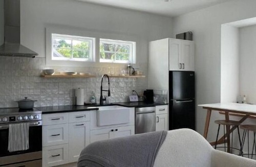 Old Village Cottage | Mt. Pleasant Retreat: Guest Cottage Near Beach & Downtown