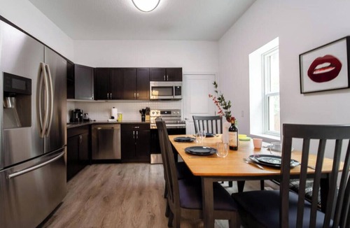 North Central Edmonton Apartment | Muse House | Walk to Stadium | 5 min Rogers and DT