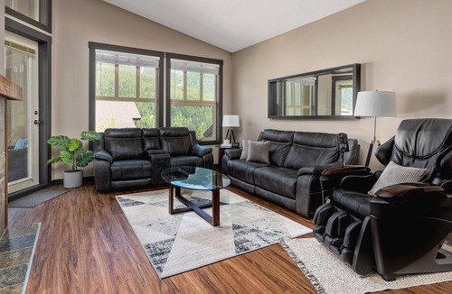 Panorama Condo | MVP Rentals. Top Floor Penthouse! Prime Location!