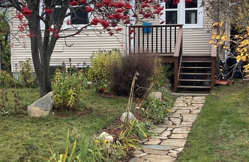 Nelson Apartment | Natural Nook by Nelson lakeside park. Downtown walkable and pet friendly!