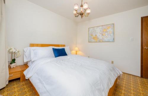 Grandview-Woodland House | Near Skytrain only 10 mins 2 stops away from nearby stadium with Free Parking and Full Kitchen