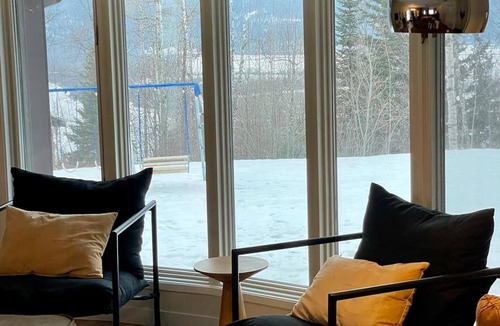 Golden Cabin | Nell’s Mountain Lodge - Movie Theatre|Arcade|Hottub|Fire Pit|18minKicking Horse