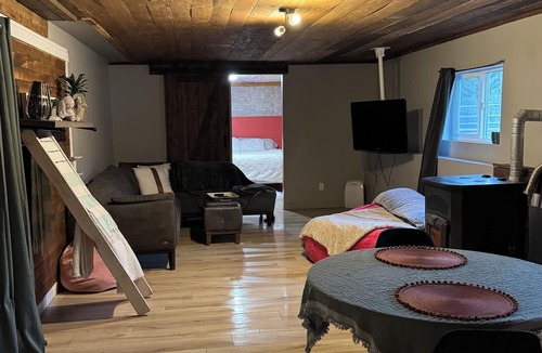 Merritt House | Nestled into the mountains, relax under the star in the hot tub