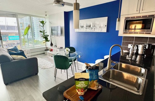 Chinatown Condo | New 2025 Luxury Stadium views/Downtown Core