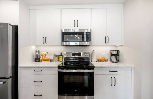 Golden Condo | New 2BR in DT Golden AC, Balcony, BBQ, Sleeps 6
