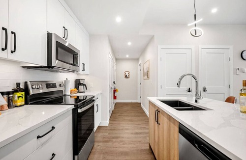 Golden Condo | New 2BR in DT Golden AC, Balcony, BBQ, Sleeps 6