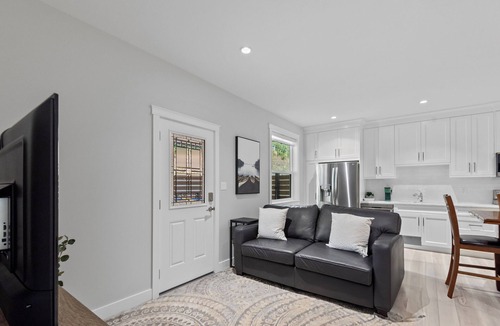 Duncan House | New and spacious suite close to town, attractions and hospital