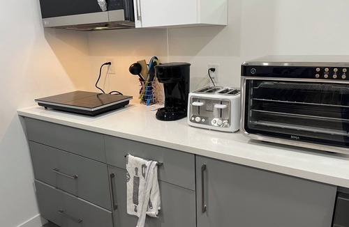 St. James Apartment | New Cozy Luxury Basement Suite- Near the Airport