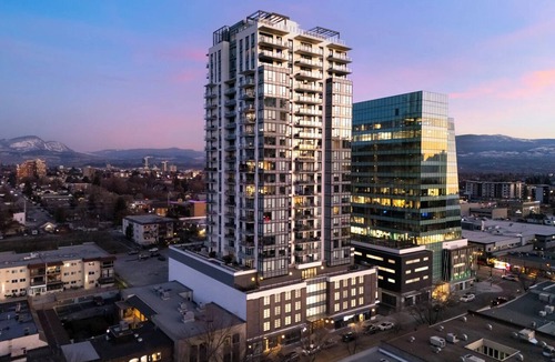 Downtown Kelowna Condo | New DT Condo King Bed, Massage Chair, Lake Access @Brooklyn 1711
