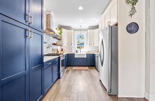 Durham House | NEW - Duke 5 Mins, Upscale Eclectic Decor, Backyard Dining and Movies, Sleeps 10