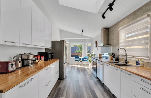 Valley Ridge House | *NEW*HiddenGem*Discount*MovieTheatre*Deck*AC*Downtown 15'*Banff 60'*Bedrooms 4x