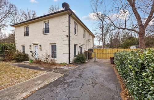 Ashbrook - Clawson Village House | New! Introductory Rate! Walking Distance to Restaurants, Bars, Shops, Cafes, etc