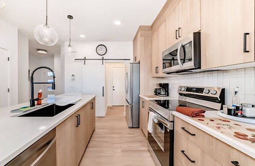 Airdrie House | New Luxury Duplex | 4 Beds | Garage | Near Airport, CrossIron Mills & Downtown