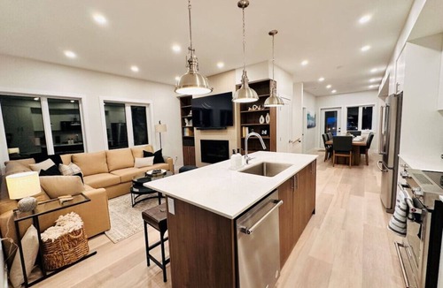Panorama House | New Luxury, Ski in/out, Private Hot Tub, Sleeps 12
