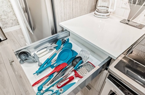 Calgary Condo | New Modern Condo w/FREE Parking & 24/7 Gym Access