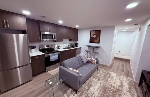 Northwest Edmonton House | New & Modern Cozy Suite with Full Kitchen