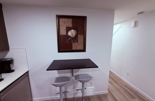 Northwest Edmonton House | New & Modern Cozy Suite with Full Kitchen