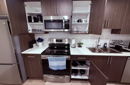 Northwest Edmonton House | New & Modern Cozy Suite with Full Kitchen