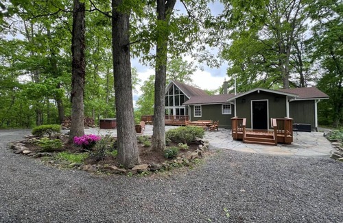 Chester Gap House | New - Modern Mountain Retreat w/Hot tub and view!