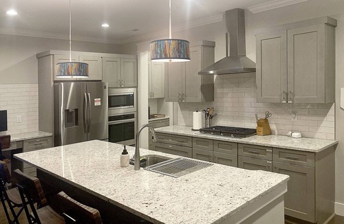 Black Mountain House | New Modern & Rustic Home, Warm, Artsy & Fun Vibe. 2 Min DT. Pet & EV Friendly