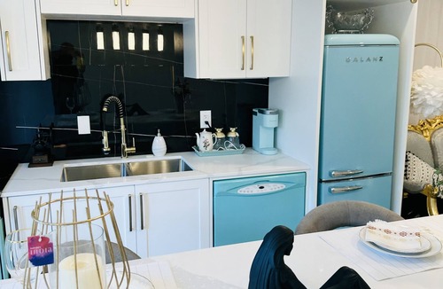 Delta House | Newer Fifties theme large 2 bdrm, hot tub and golf green! Entire ground floor.