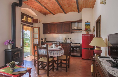 Castelfranco di Sopra Villa | Nice apartment in villa for 4 guests with WIFI, pool, TV and patio