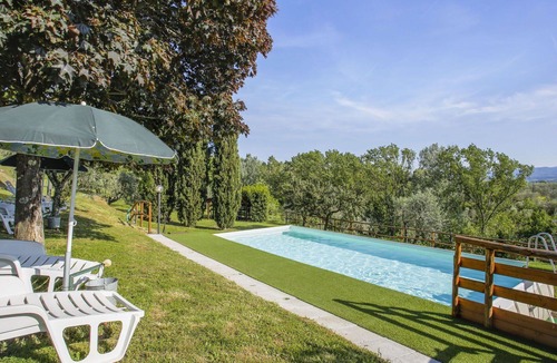 Castelfranco di Sopra Villa | Nice apartment in villa for 4 guests with WIFI, pool, TV and patio
