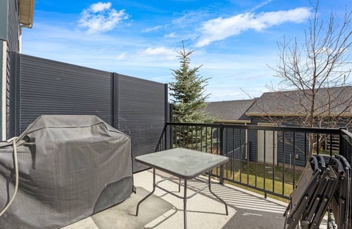 Northwest Calgary House | Nolanhill Nook 4-Bedroom Townhouse & Yard