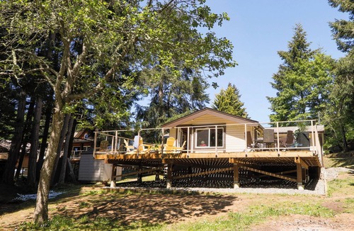 Regional District of Nanaimo House | OCEAN FRONT/BEACH access, RENOVATED House Private Lot, PET Friendly, Short Term