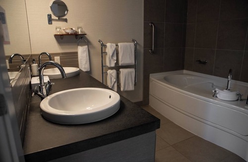 Sidney Hotel | Ocean front retreat in the heart of the quaint town of Sidney BC. Pet-friendly!