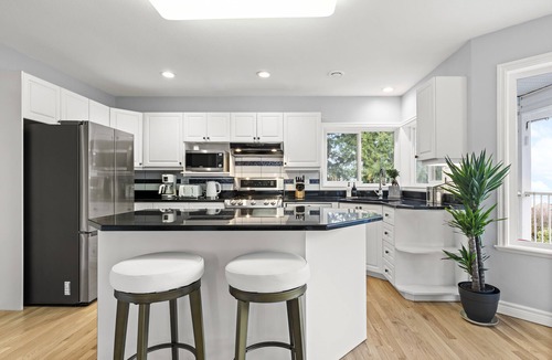 Regional District of Nanaimo Villa | Ocean view, Hot Tub, Center location! 4 mins to beach front!