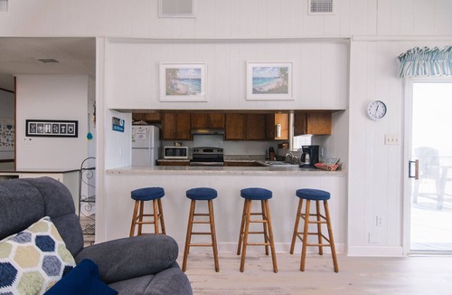 Edisto Island House | Oceanfront Classic w/Screened Porch & Sun Deck; Cable TV & WiFi; Conveniently Located