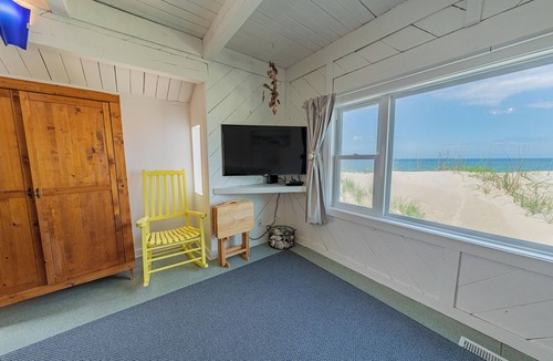 Colington House | Oceanfront Cottage - 3 bedroom & 2 bathrooms - Great Ocean Views - Pet Friendly